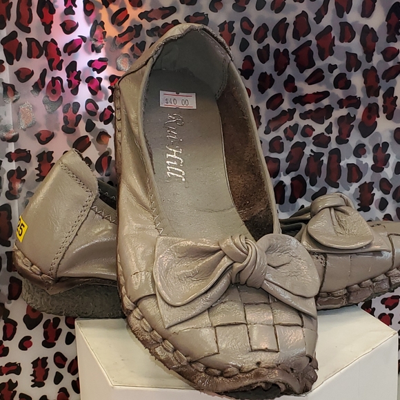 Woman's Mocasines - Picture 2 of 10